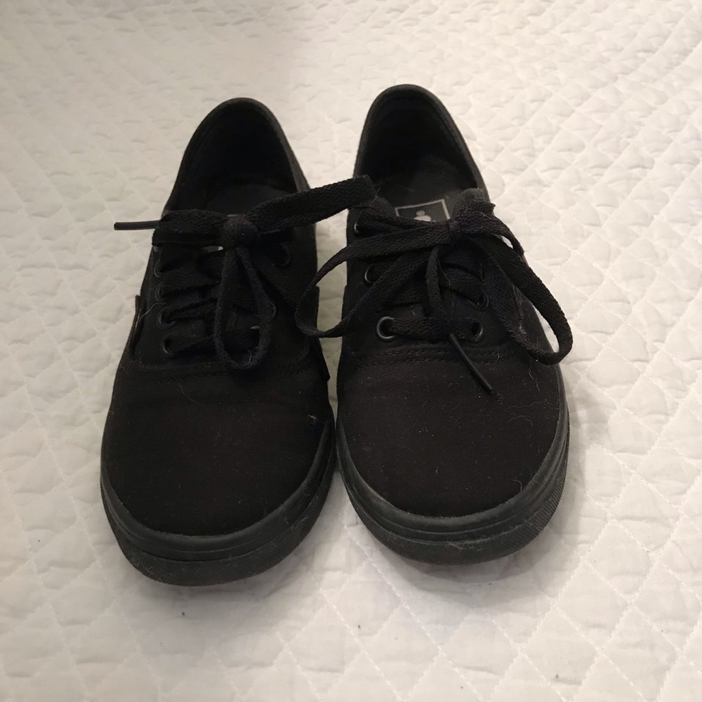 Like new black low Vans.